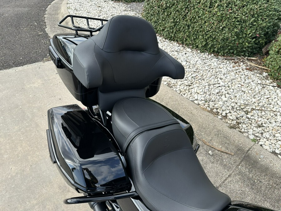 2025 Harley-Davidson Street Glide Ultra Vivid Black - Black Finish
