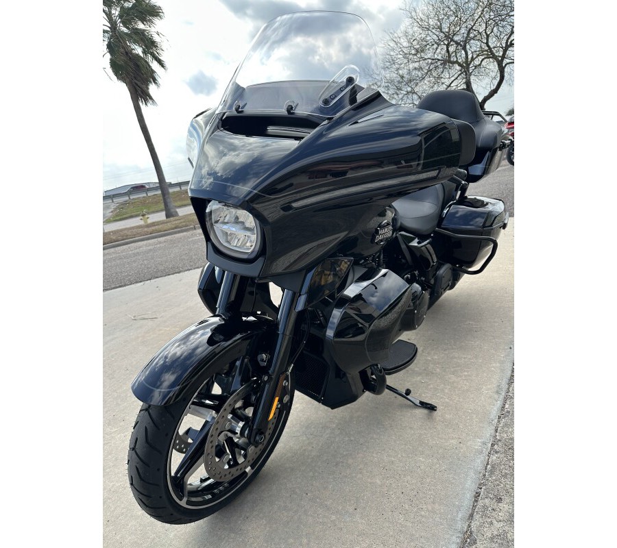 2025 Harley-Davidson Street Glide Ultra Vivid Black - Black Finish