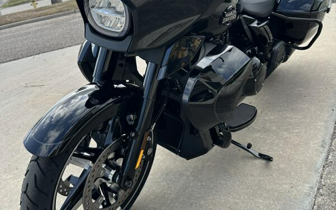 2025 Harley-Davidson Street Glide Ultra Vivid Black - Black Finish