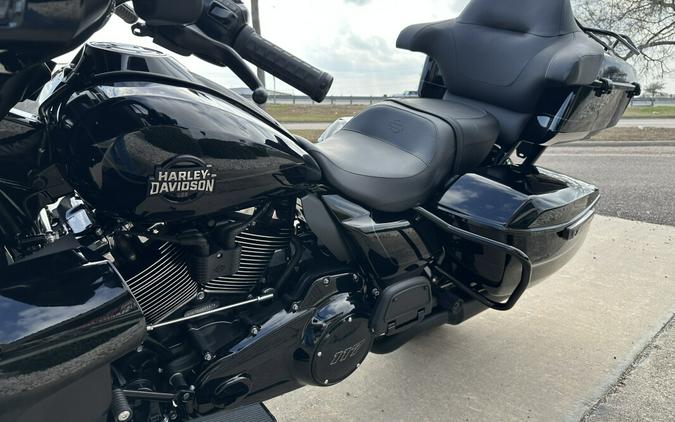 2025 Harley-Davidson Street Glide Ultra Vivid Black - Black Finish