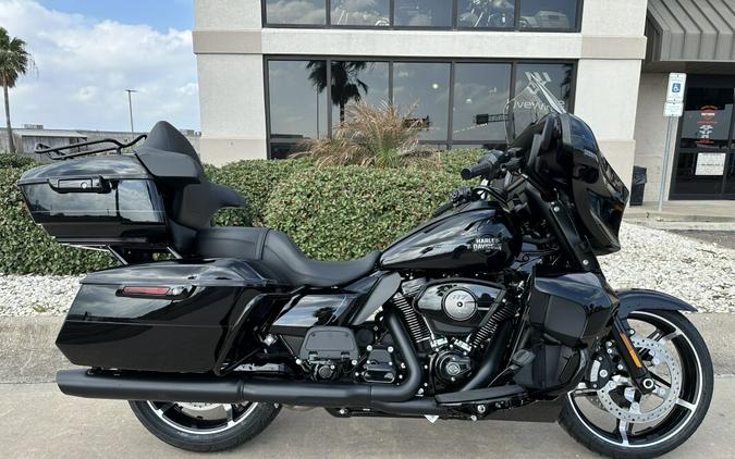 2025 Harley-Davidson Street Glide Ultra Vivid Black - Black Finish