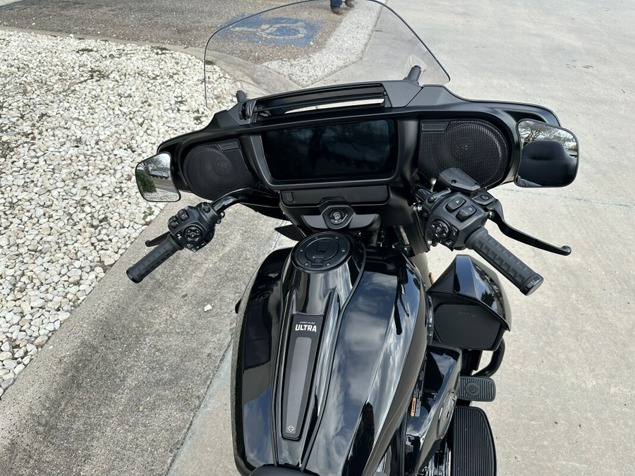 2025 Harley-Davidson Street Glide Ultra Vivid Black - Black Finish