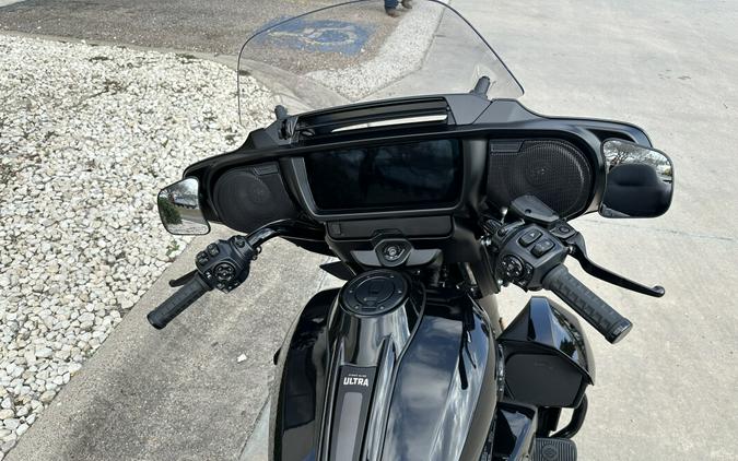 2025 Harley-Davidson Street Glide Ultra Vivid Black - Black Finish