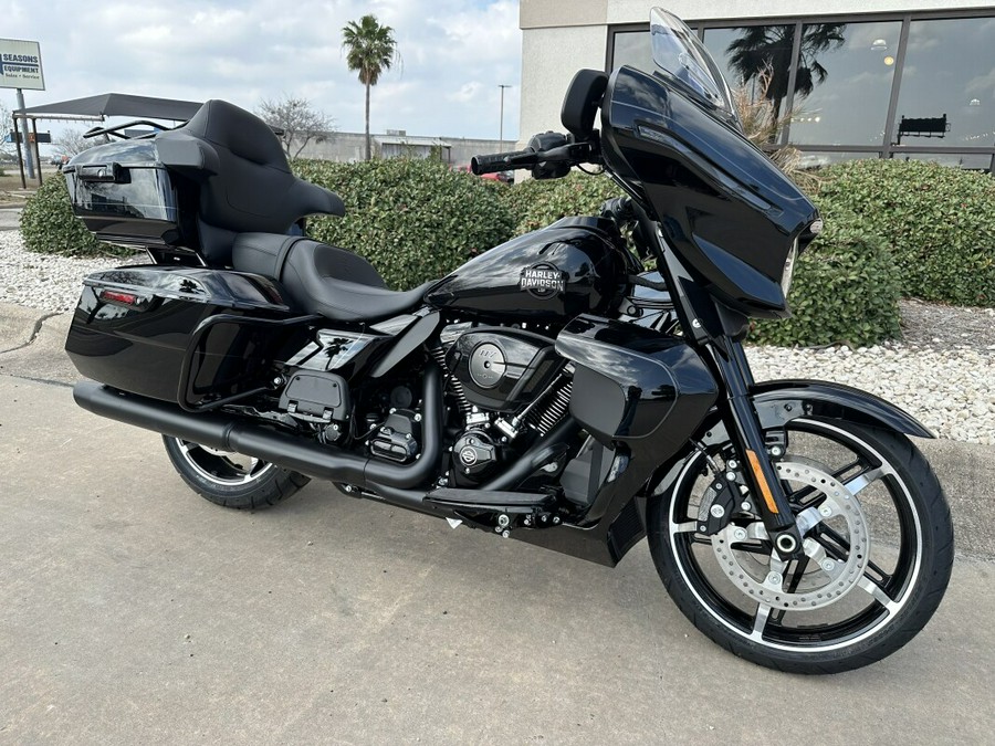 2025 Harley-Davidson Street Glide Ultra Vivid Black - Black Finish