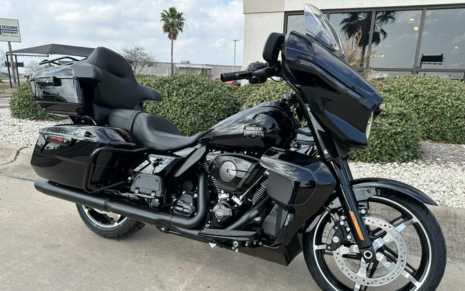 2025 Harley-Davidson Street Glide Ultra Vivid Black - Black Finish