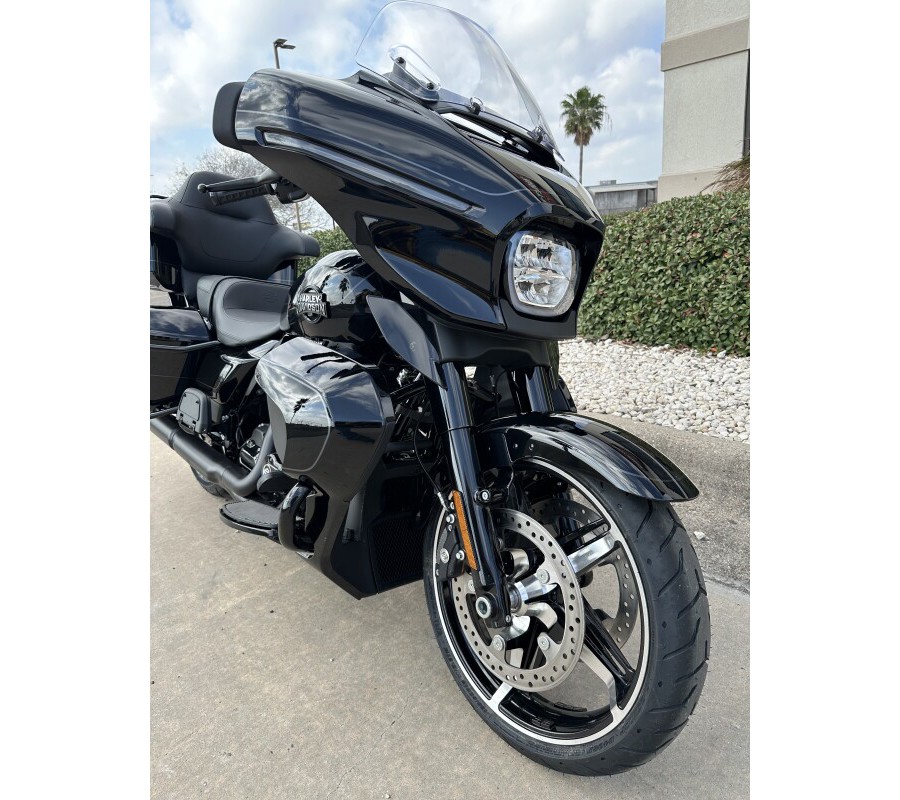 2025 Harley-Davidson Street Glide Ultra Vivid Black - Black Finish