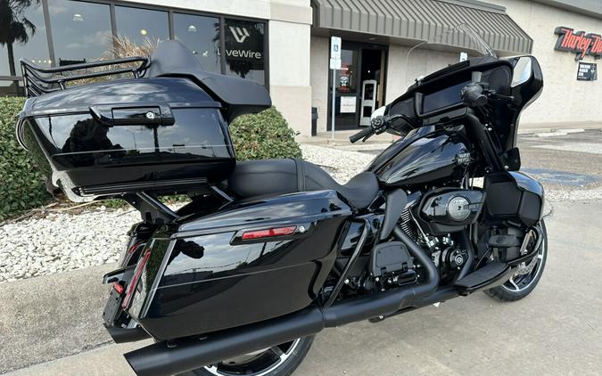 2025 Harley-Davidson Street Glide Ultra Vivid Black - Black Finish