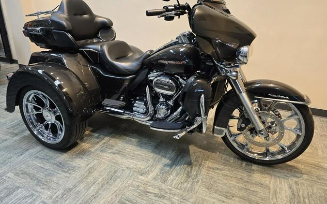 2019 Harley-Davidson® Tri Glide® Ultra Silver Flux/Black Fuse FLHTCUTG
