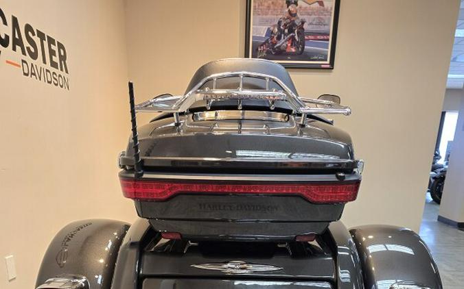 2019 Harley-Davidson® Tri Glide® Ultra Silver Flux/Black Fuse FLHTCUTG