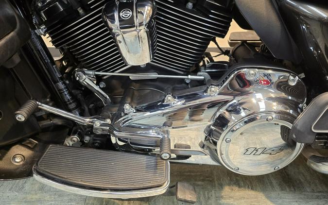 2019 Harley-Davidson® Tri Glide® Ultra Silver Flux/Black Fuse FLHTCUTG