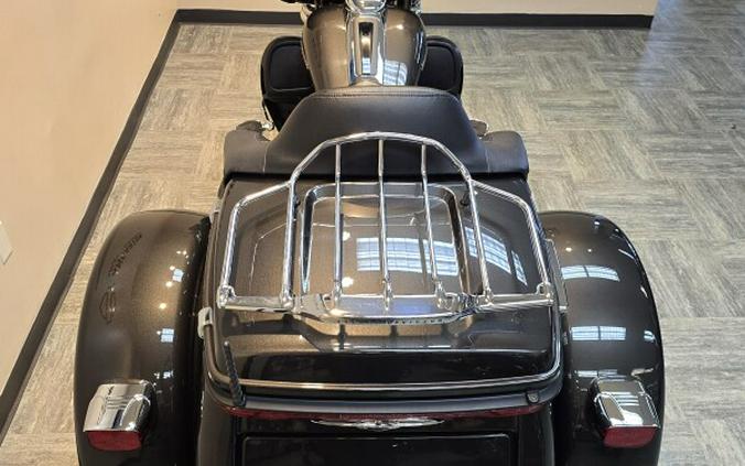 2019 Harley-Davidson® Tri Glide® Ultra Silver Flux/Black Fuse FLHTCUTG