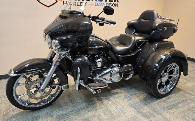 2019 Harley-Davidson® Tri Glide® Ultra Silver Flux/Black Fuse FLHTCUTG