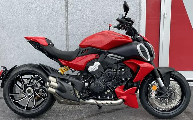 2026 Ducati Diavel V4 Ducati red - 006081
