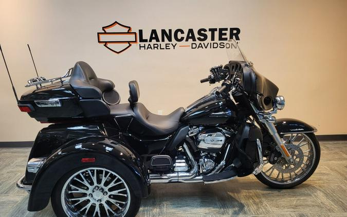 2020 Harley-Davidson® Tri Glide® Ultra Vivid Black FLHTCUTG