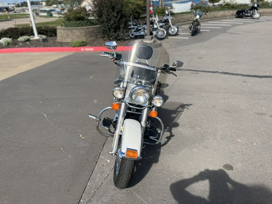 2004 Harley-Davidson® Heritage Softail® Classic FLSTCI GLACIER WHITE