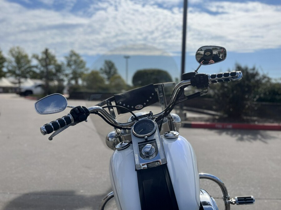 2004 Harley-Davidson® Heritage Softail® Classic FLSTCI GLACIER WHITE