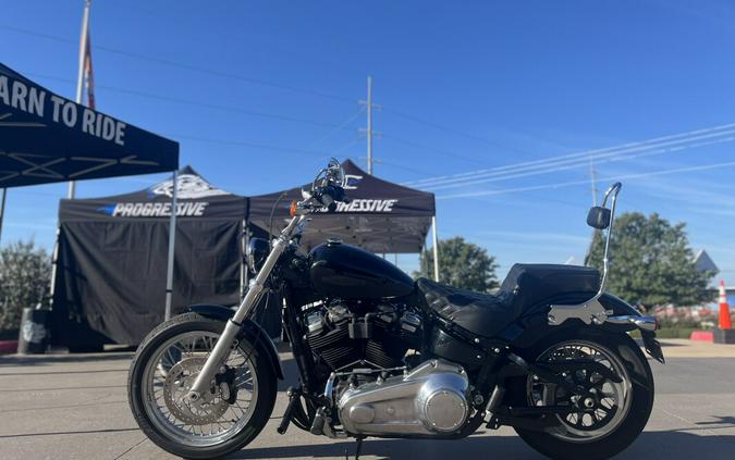 2020 Harley-Davidson® Softail Standard® FXST Vivid Black 062868