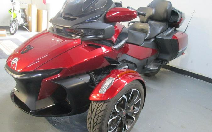 2022 Can-Am® Spyder RT Limited Dark Wheels