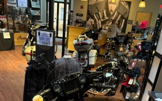 2025 Indian Motorcycle Roadmaster® Dark Horse® with PowerBand Audio Package