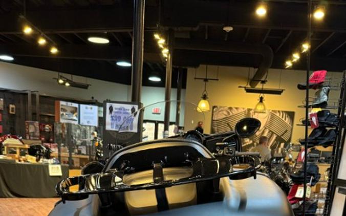 2025 Indian Motorcycle Roadmaster® Dark Horse® with PowerBand Audio Package