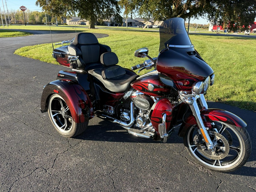 2022 Harley-Davidson® CVO™ Tri Glide® Dante’s Red Fade