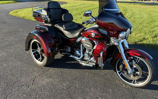 2022 Harley-Davidson® CVO™ Tri Glide® Dante’s Red Fade