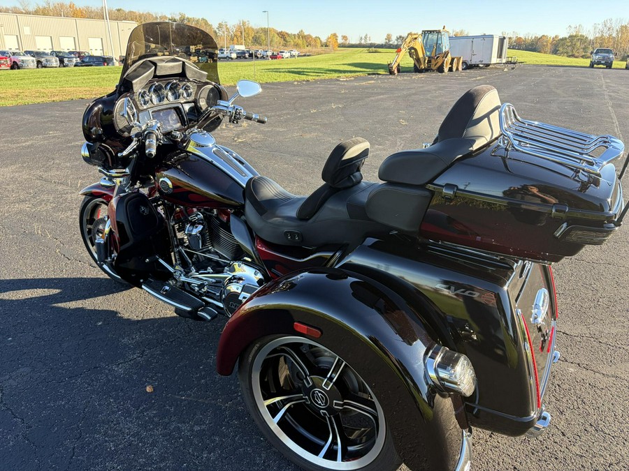 2022 Harley-Davidson® CVO™ Tri Glide® Dante’s Red Fade