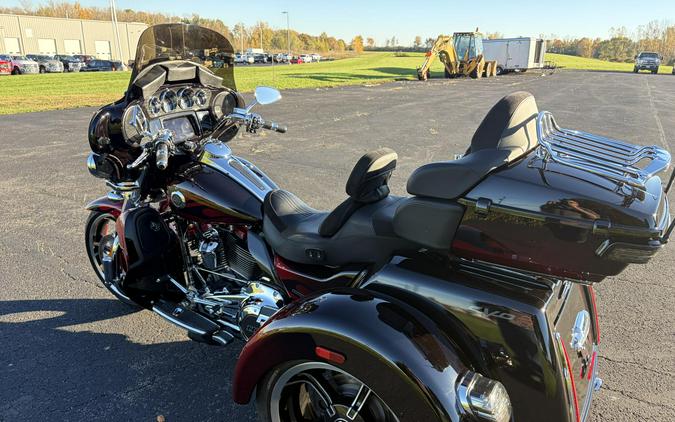 2022 Harley-Davidson® CVO™ Tri Glide® Dante’s Red Fade