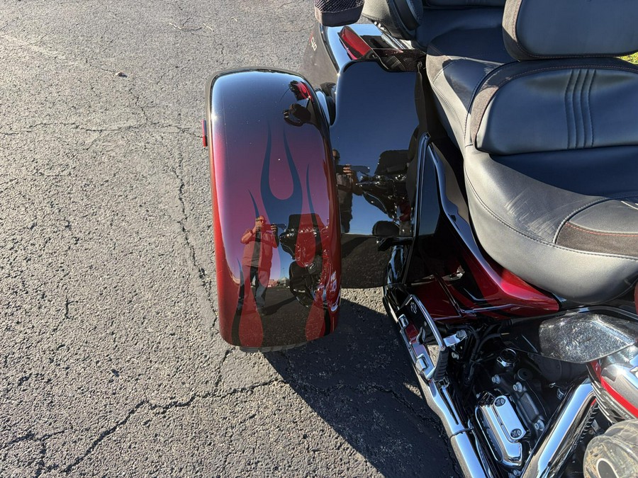 2022 Harley-Davidson® CVO™ Tri Glide® Dante’s Red Fade