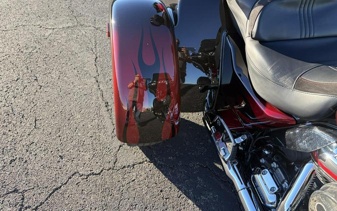 2022 Harley-Davidson® CVO™ Tri Glide® Dante’s Red Fade
