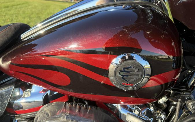 2022 Harley-Davidson® CVO™ Tri Glide® Dante’s Red Fade