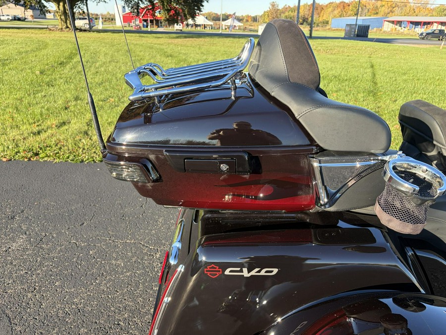 2022 Harley-Davidson® CVO™ Tri Glide® Dante’s Red Fade