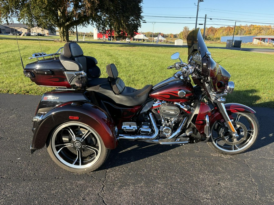 2022 Harley-Davidson® CVO™ Tri Glide® Dante’s Red Fade
