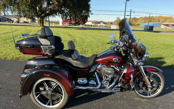 2022 Harley-Davidson® CVO™ Tri Glide® Dante’s Red Fade