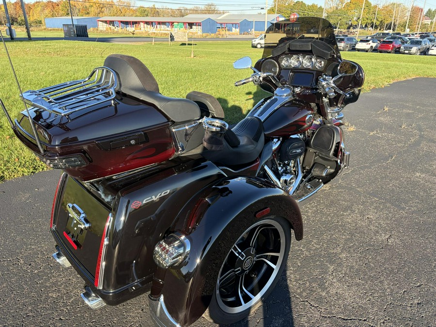 2022 Harley-Davidson® CVO™ Tri Glide® Dante’s Red Fade