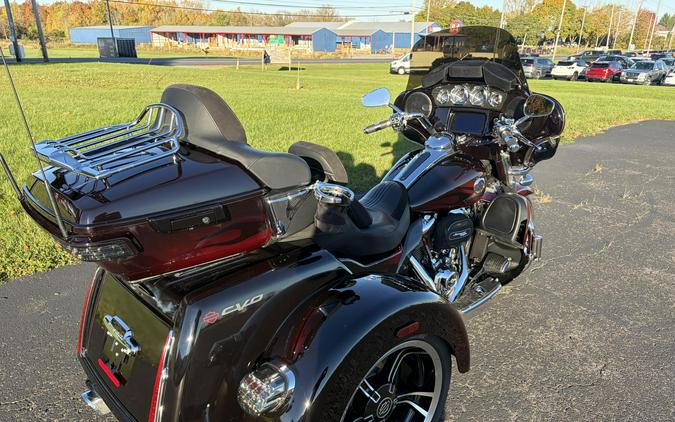 2022 Harley-Davidson® CVO™ Tri Glide® Dante’s Red Fade