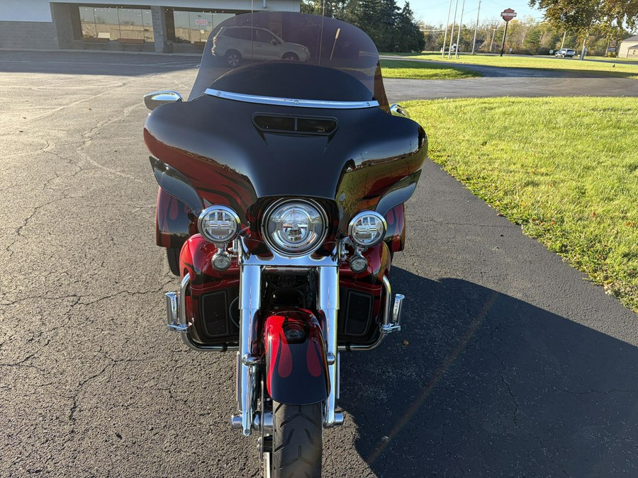 2022 Harley-Davidson® CVO™ Tri Glide® Dante’s Red Fade