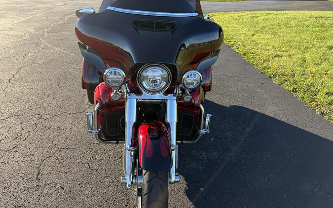 2022 Harley-Davidson® CVO™ Tri Glide® Dante’s Red Fade