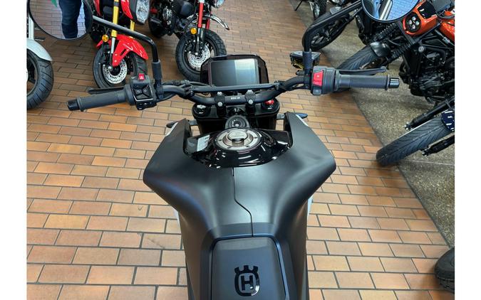 2025 Husqvarna Motorcycles SVARTPILEN 801