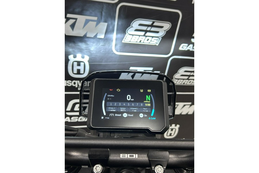 2025 Husqvarna Motorcycles Svartpilen 801