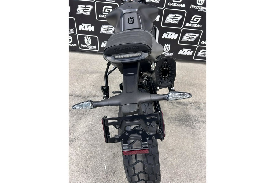 2025 Husqvarna Motorcycles Svartpilen 801