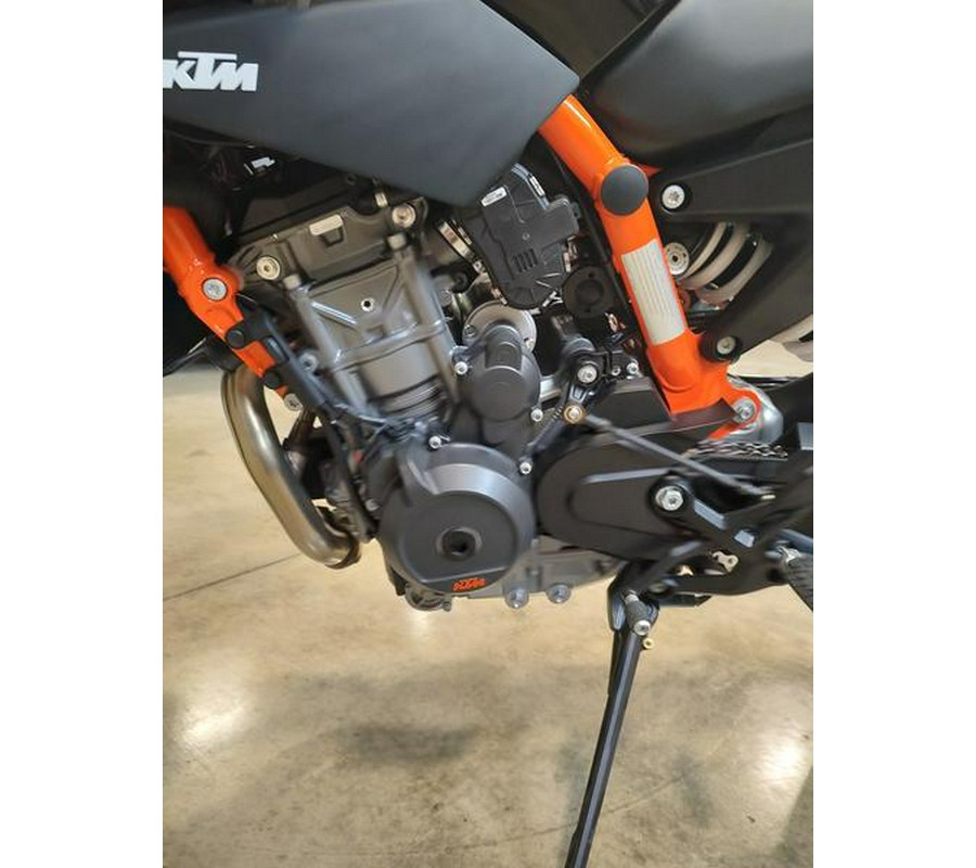 2023 KTM 890 Duke R