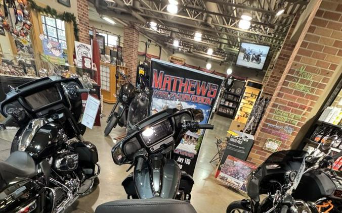 2025 Harley-Davidson® Street Glide® Ultra Iron Horse Metallic / Vivid Black - Black Finish