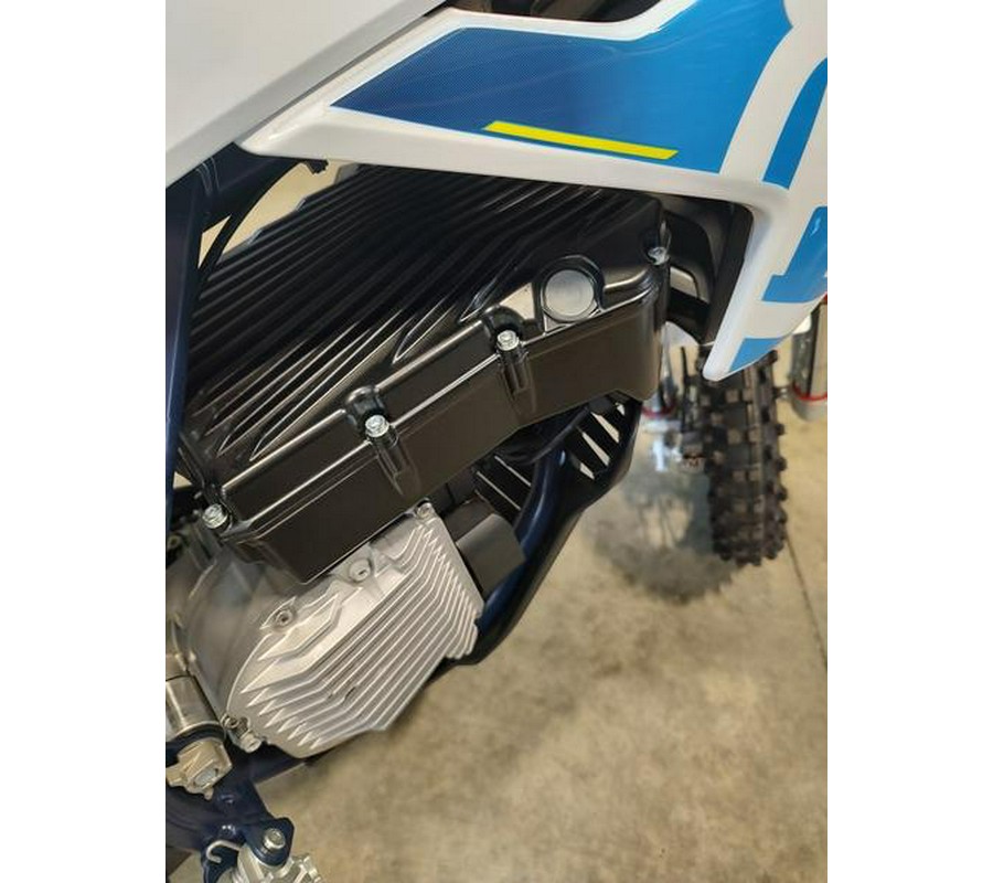 2024 Husqvarna® EE 3