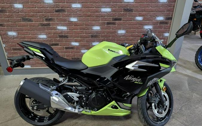 2026 Kawasaki Ninja® 500 ABS Metallic Yellowish Green/Ebony