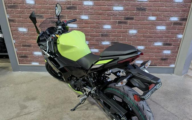 2026 Kawasaki Ninja® 500 ABS Metallic Yellowish Green/Ebony