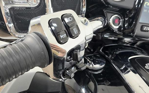 2019 Indian Roadmaster Thunder Black Icon Series Dirt Track SmokeThunder Black Smoke