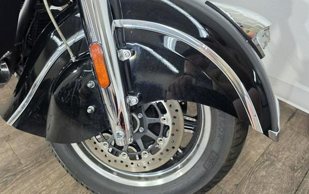 2019 Indian Roadmaster Thunder Black Icon Series Dirt Track SmokeThunder Black Smoke