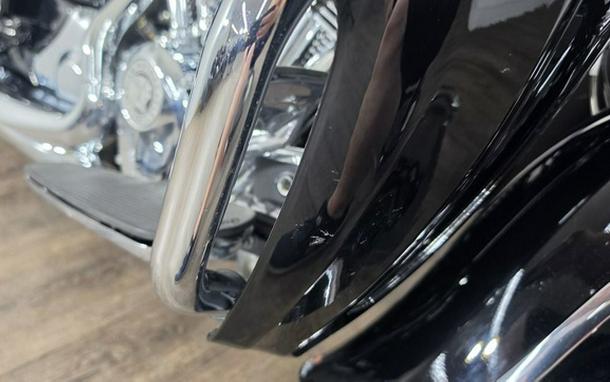 2019 Indian Roadmaster Thunder Black Icon Series Dirt Track SmokeThunder Black Smoke