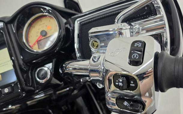 2019 Indian Roadmaster Thunder Black Icon Series Dirt Track SmokeThunder Black Smoke